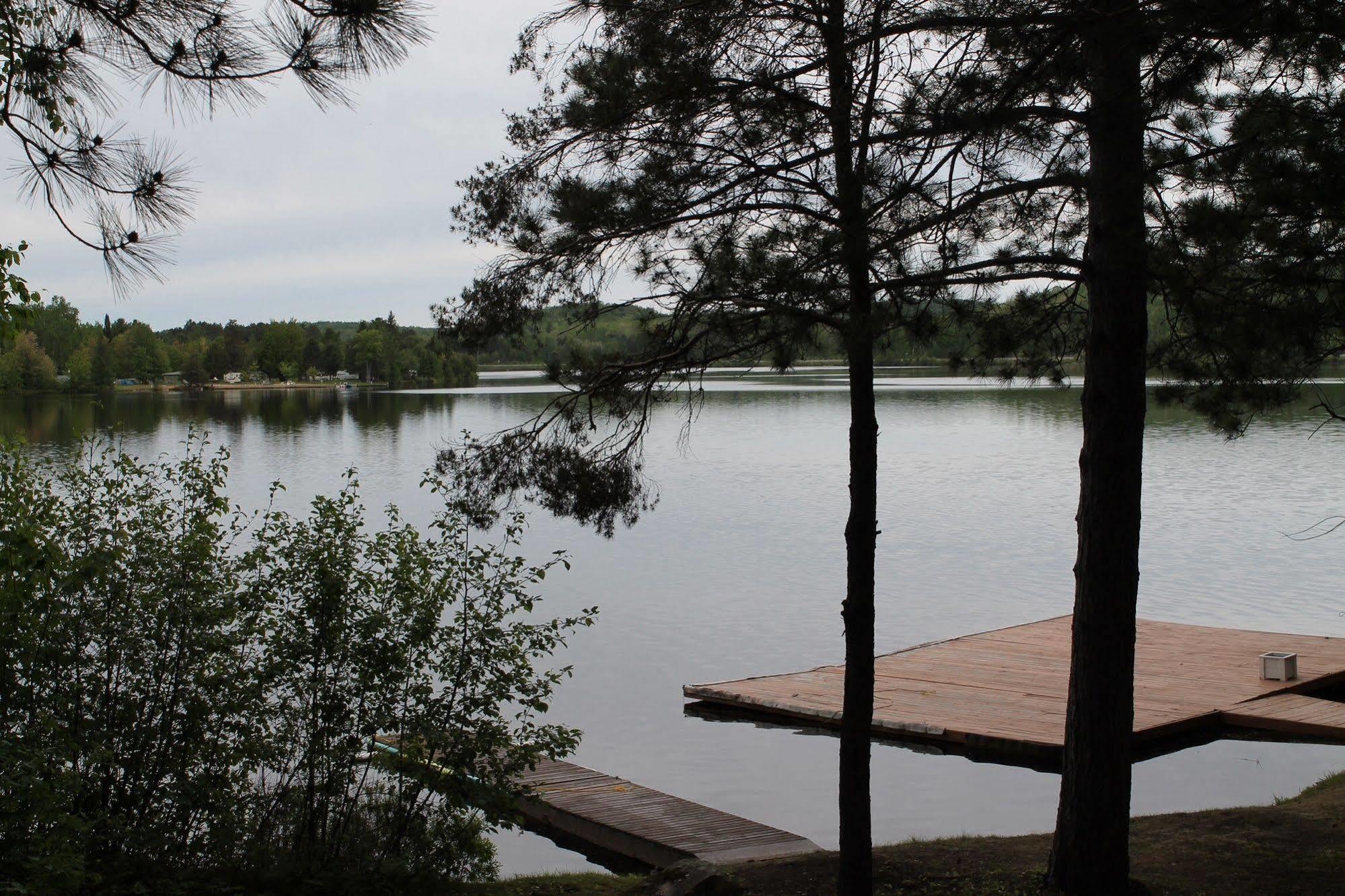 Algonquin'S Edge Resort Madawaska Exterior foto